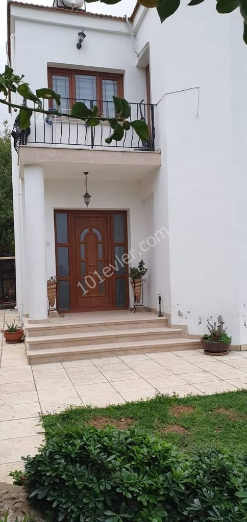 2+1 villa zum Verkauf in catalköy 129.000 Pfund. * 90m2 geschlossene Fläche * 500m2 Grundstücksgröße * im Namen des COB-Besitzers. K.D.V bezahlt * gleichwertige COB * Gebäude Baudatum 2008 • 12m ① 6m Gemeinschaftspool • 2 Schlafzimmer * 1. Badezimmer auf dem Boden - ① / C * 1 Gäste ① / C * Plätze na