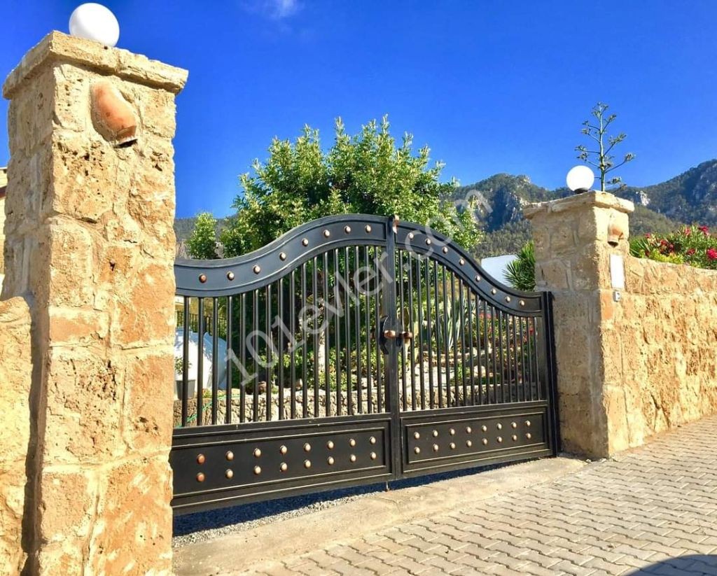 ZERO luxury villas FOR SALE IN Esentepede are built on a plot of 180 m2 3 + 1 Es Deceger 1200 m2. The cob connected to electricity and water is ready for operation. He's back in full swing. Heating and cooling system is available. £260,000. ** 