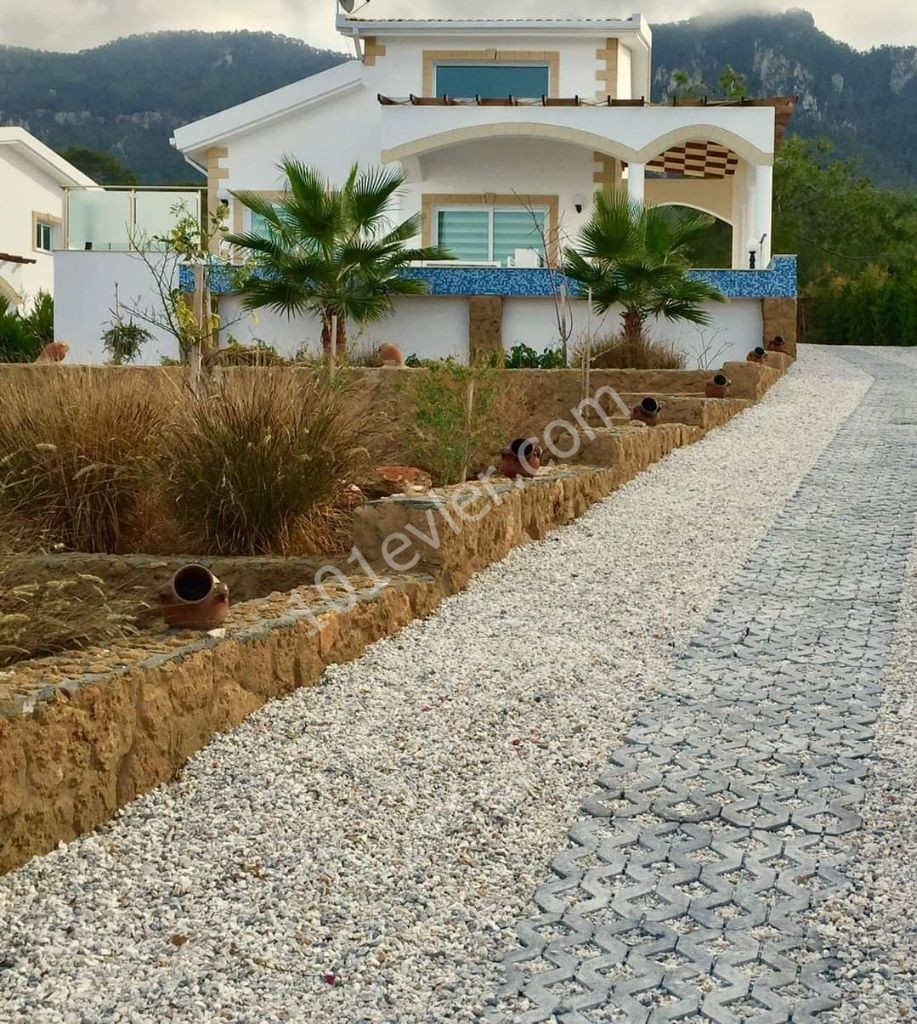 ZERO luxury villas FOR SALE IN Esentepede are built on a plot of 180 m2 3 + 1 Es Deceger 1200 m2. The cob connected to electricity and water is ready for operation. He's back in full swing. Heating and cooling system is available. £260,000. ** 