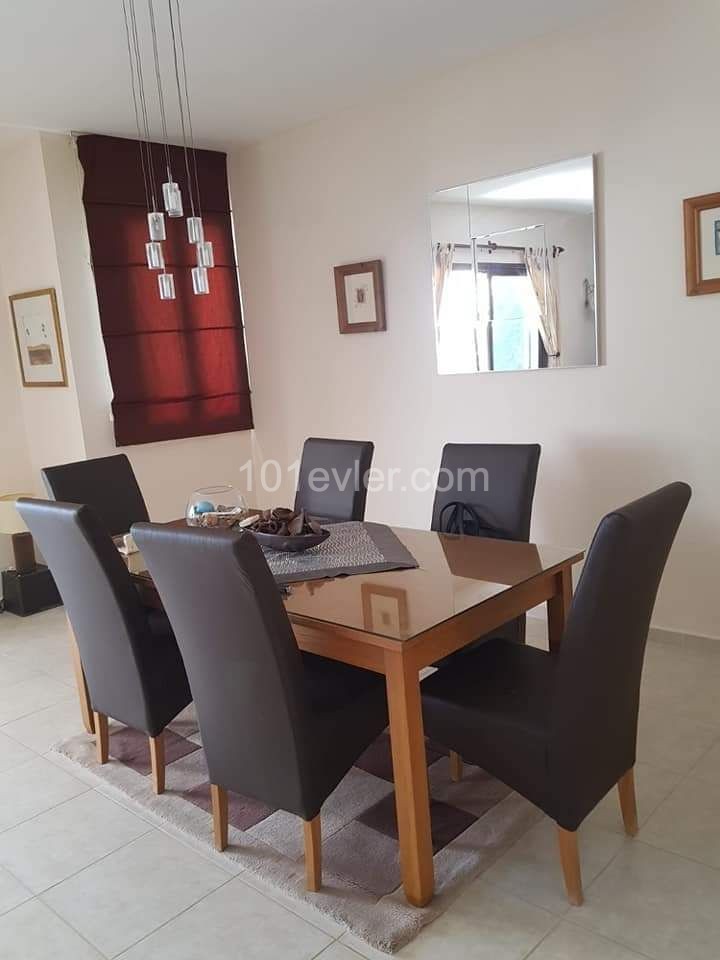 Villa zu verkaufen 170.000 Pfund. Kyrenia do ②koyde Esde Llogara 290 qm 3 Etagen 3 + 1 unsuite 2 Küche 2 Badezimmer 3 Llogara große Terrasse mit Meerblick. Unsere Villa im 510 Quadratmeter großen Garten Mit Parkplatz steht zum Verkauf. Kontakt 0533 8422526 Münübe Karaosmanoglu ** 