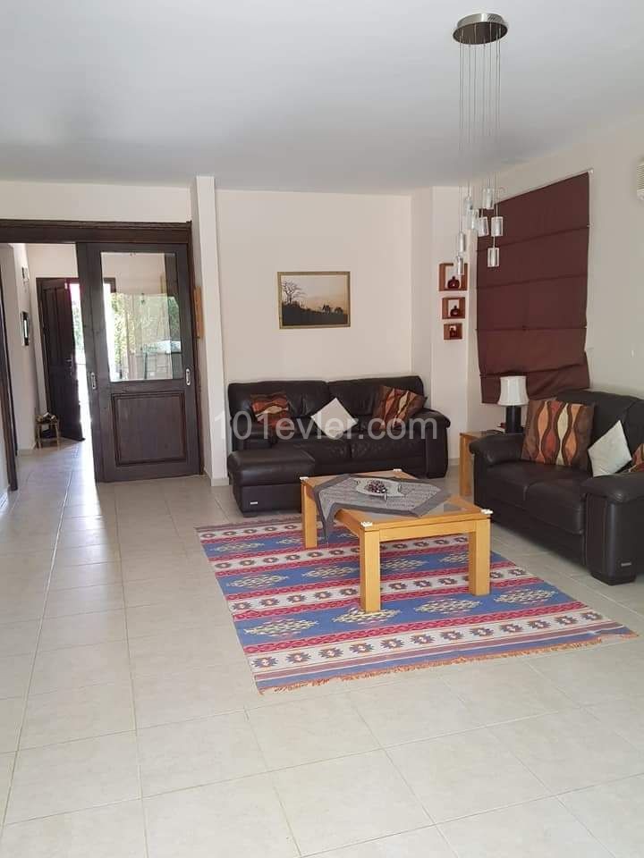 Villa zu verkaufen 170.000 Pfund. Kyrenia do ②koyde Esde Llogara 290 qm 3 Etagen 3 + 1 unsuite 2 Küche 2 Badezimmer 3 Llogara große Terrasse mit Meerblick. Unsere Villa im 510 Quadratmeter großen Garten Mit Parkplatz steht zum Verkauf. Kontakt 0533 8422526 Münübe Karaosmanoglu ** 