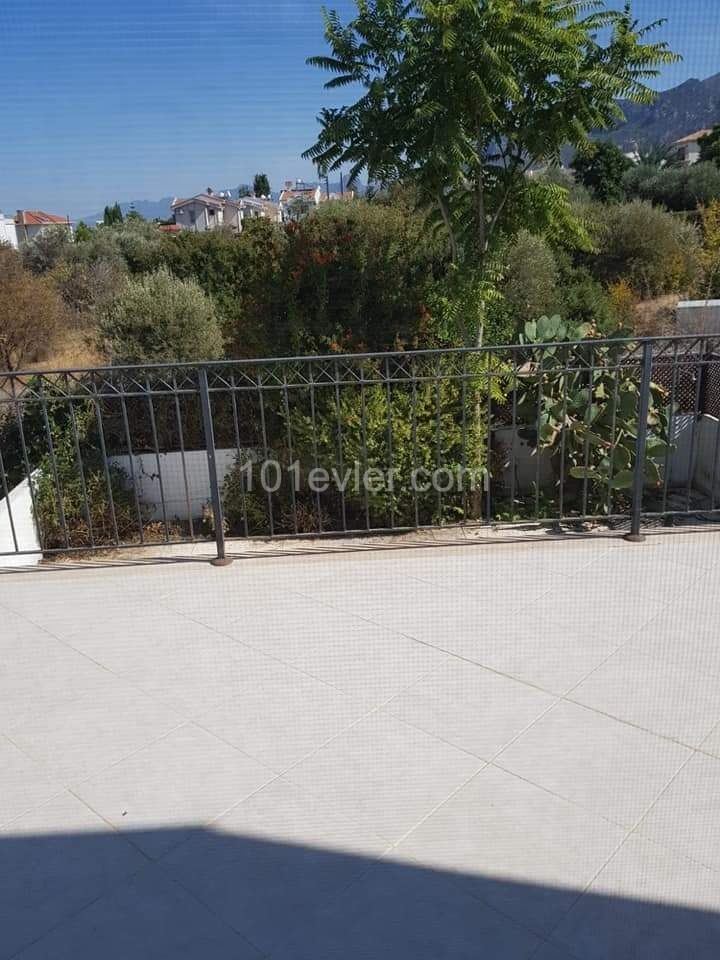 Villa zu verkaufen 170.000 Pfund. Kyrenia do ②koyde Esde Llogara 290 qm 3 Etagen 3 + 1 unsuite 2 Küche 2 Badezimmer 3 Llogara große Terrasse mit Meerblick. Unsere Villa im 510 Quadratmeter großen Garten Mit Parkplatz steht zum Verkauf. Kontakt 0533 8422526 Münübe Karaosmanoglu ** 