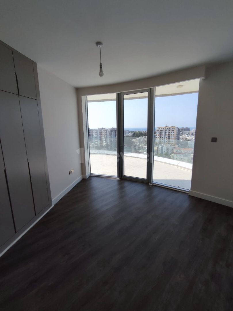 GİRNE MERKEZDE ÖZEL YERALTI OTOPARK ALANLI DENİZ MANZARALI LÜKS 2+1 PENTHOUSE