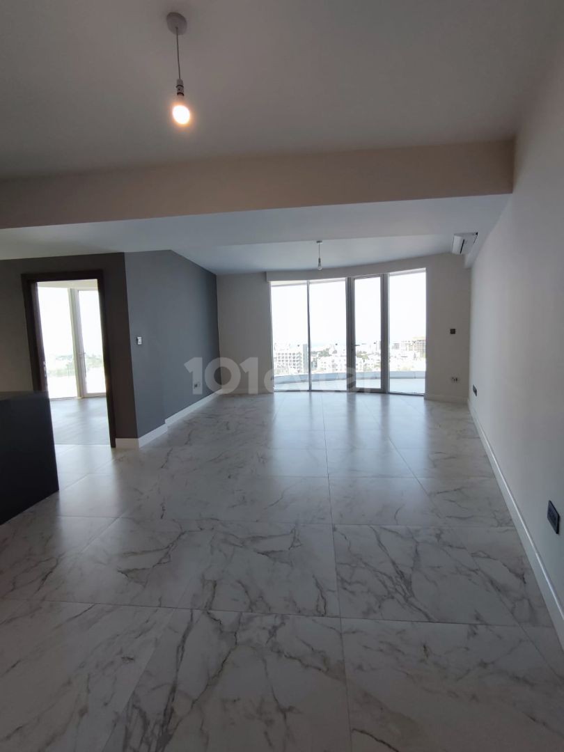 GİRNE MERKEZDE ÖZEL YERALTI OTOPARK ALANLI DENİZ MANZARALI LÜKS 2+1 PENTHOUSE