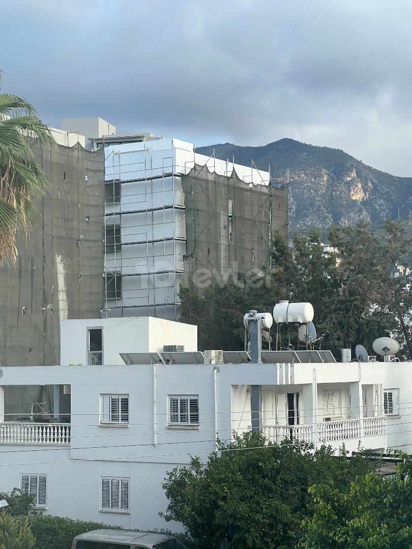 GROßE 3 + 2 WOHNUNG ZUM VERKAUF IN KYRENIA ZENTRUM ** 