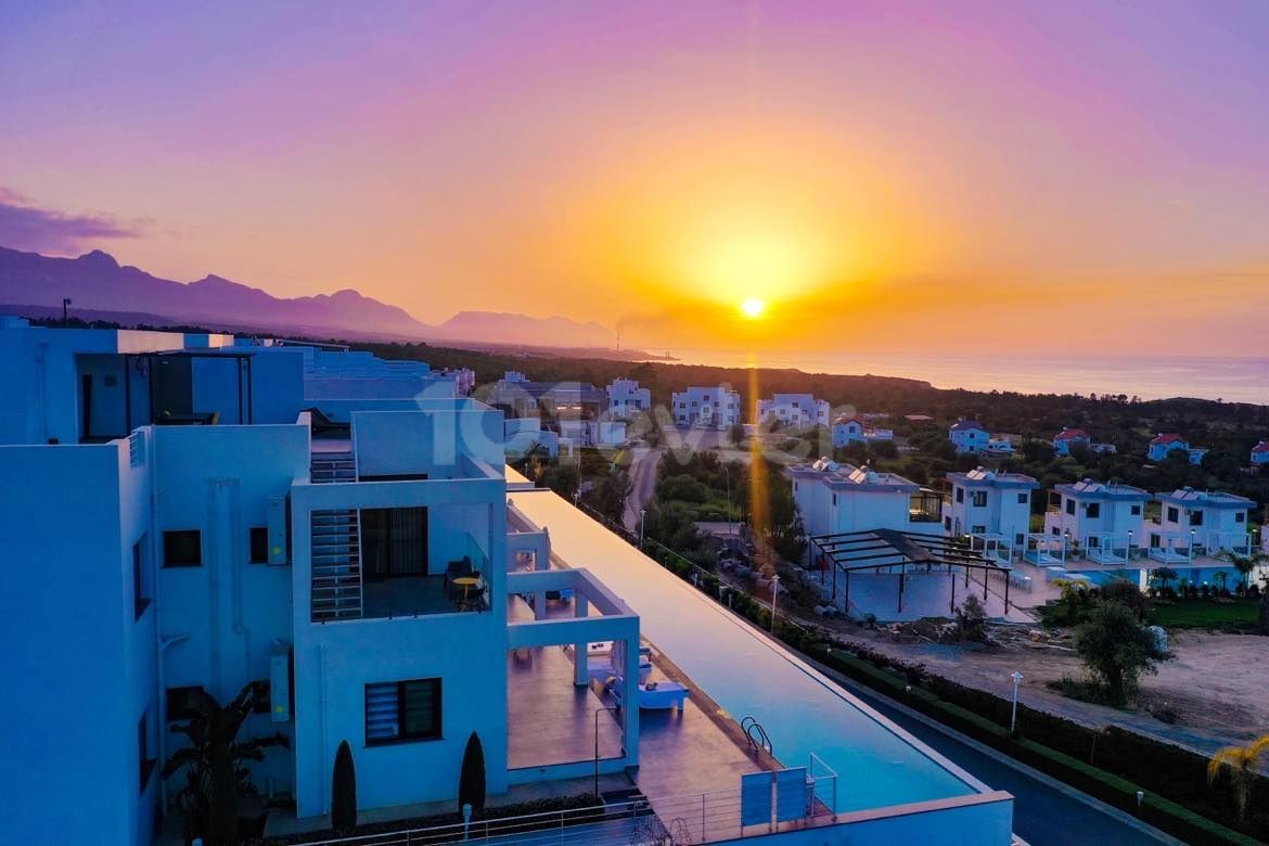 Sonnenuntergangsliebhaber aufgepasst! Stellen Sie sich vor, Sie würden jeden Tag den atemberaubenden Sonnenuntergang genießen, während Sie in einem 2+1 Schlafzimmer mit Infinity-Pool Wein trinken. Das ist der Lebensstil, von dem Sie schon immer geträumt haben.