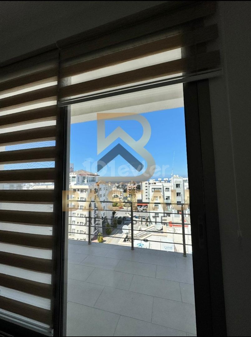 Квартира 3+1 с видом на море в великолепном месте в аренду в центре Кирении
