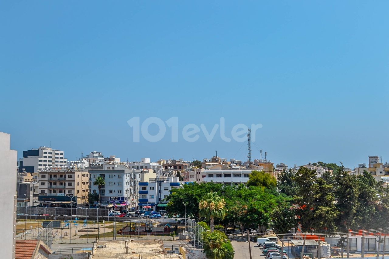 PENTHOUSE ZUM VERKAUF IM ZENTRUM VON MAGUSA 1+1 VOLL MÖBLIERTES TÜRKISCHES KOÇANLI