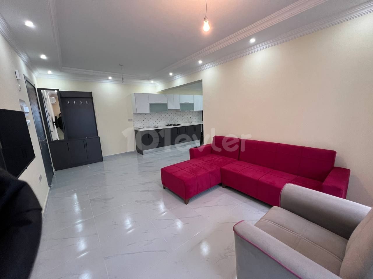 **ALSANCAK'TA SIFIR BİNA YENİ EŞYALI KİRALIK 2+1 DAİRE** 