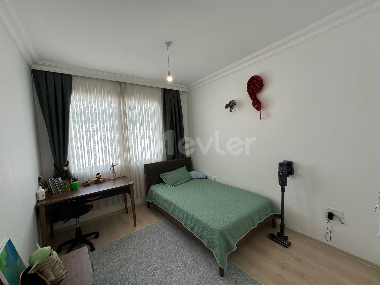 ***FULLY FURNISHED 3 BEDROOM FLAT FOR SALE IN ALSANCAK WITH POOL, WALKING DISTANCE TO THE BEACH, MARKETS AND SCHOOLS***