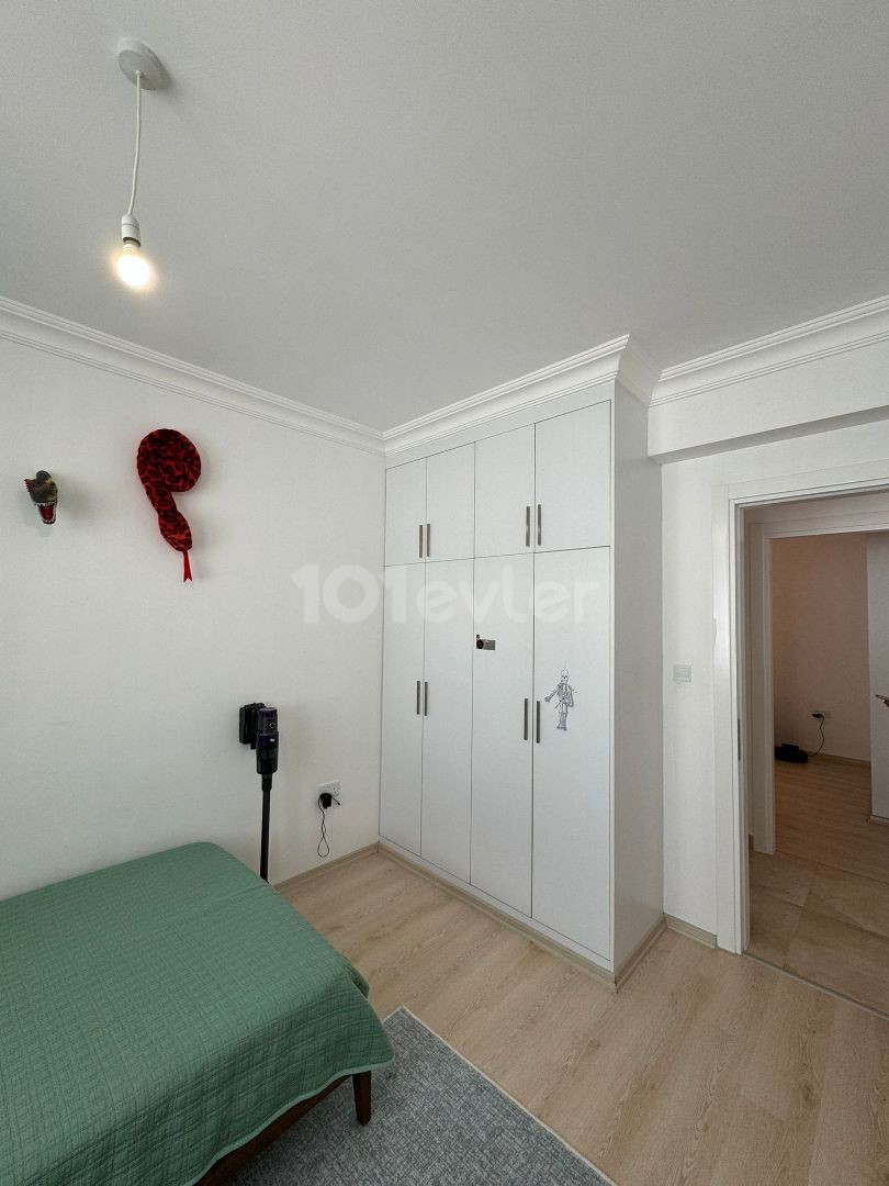 ***FULLY FURNISHED 3 BEDROOM FLAT FOR SALE IN ALSANCAK WITH POOL, WALKING DISTANCE TO THE BEACH, MARKETS AND SCHOOLS***