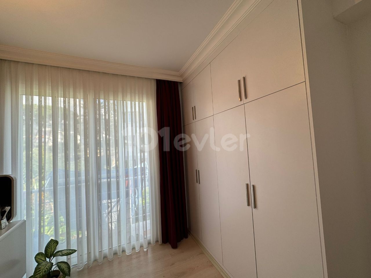 ***FULLY FURNISHED 3 BEDROOM FLAT FOR SALE IN ALSANCAK WITH POOL, WALKING DISTANCE TO THE BEACH, MARKETS AND SCHOOLS***