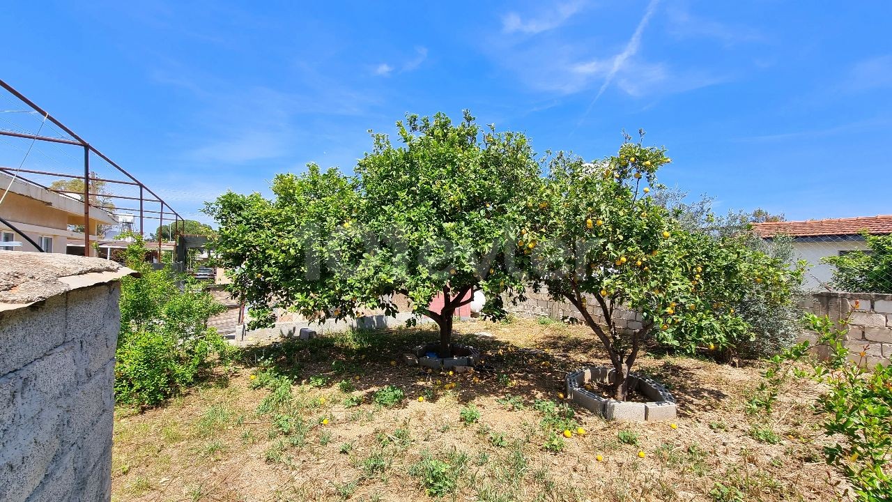 DOPPELHAUS MIT 2 SCHLAFZIMMERN UND GARTEN