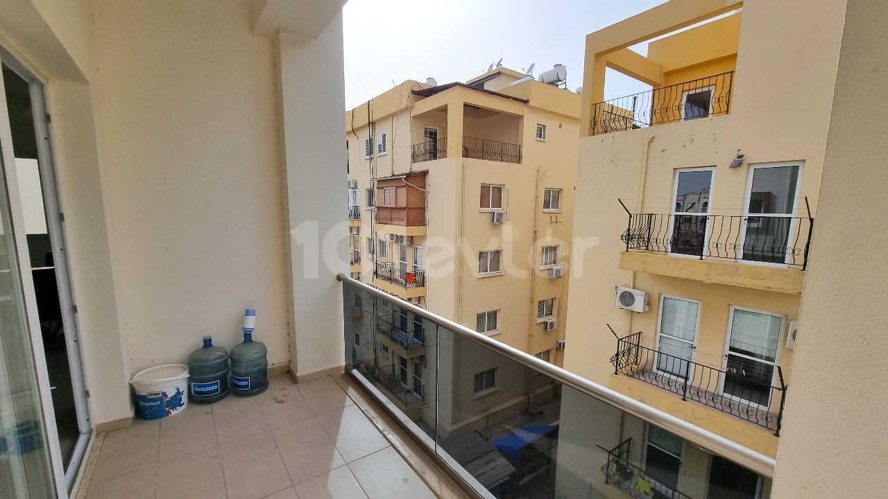 MAĞUSA MERKEZDE 140 m2, EŞYALI 3 YATAK ODALI DAİRE  