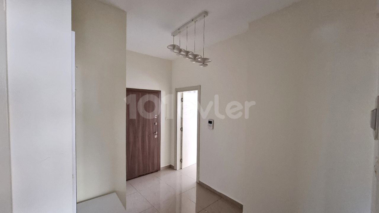 MAĞUSA MERKEZDE 140 m2, EŞYALI 3 YATAK ODALI DAİRE  