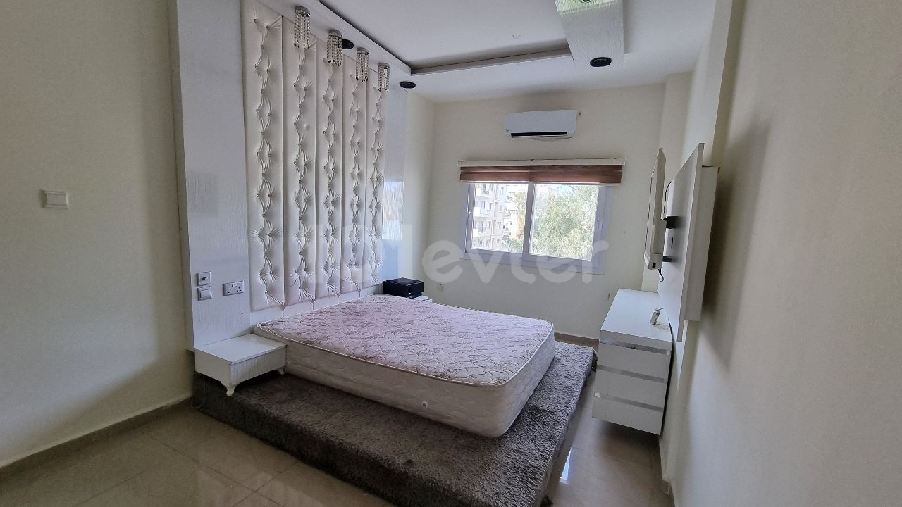 MAĞUSA MERKEZDE 140 m2, EŞYALI 3 YATAK ODALI DAİRE  