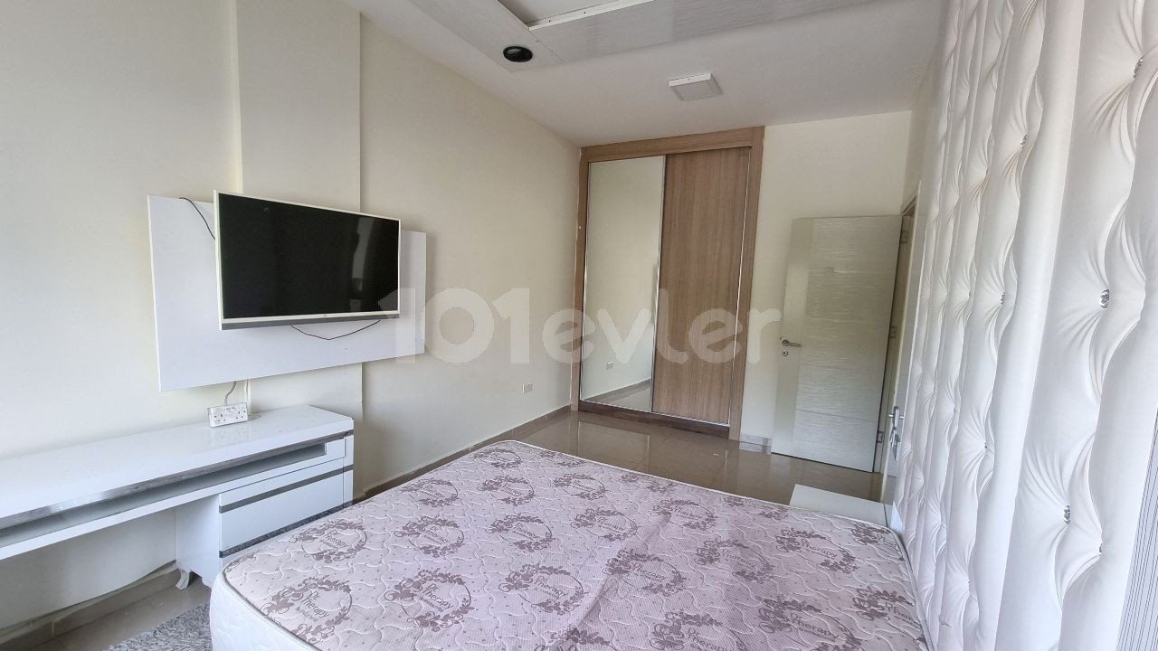 MAĞUSA MERKEZDE 140 m2, EŞYALI 3 YATAK ODALI DAİRE  