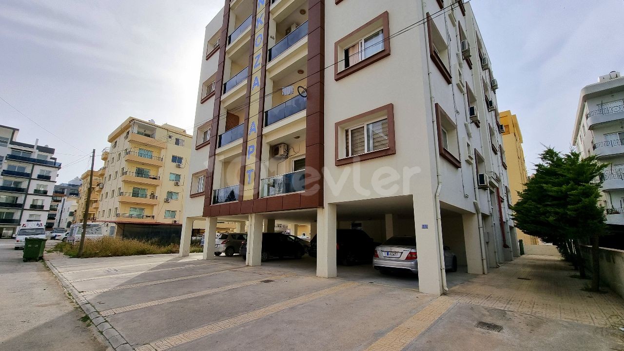 MAĞUSA MERKEZDE 140 m2, EŞYALI 3 YATAK ODALI DAİRE  