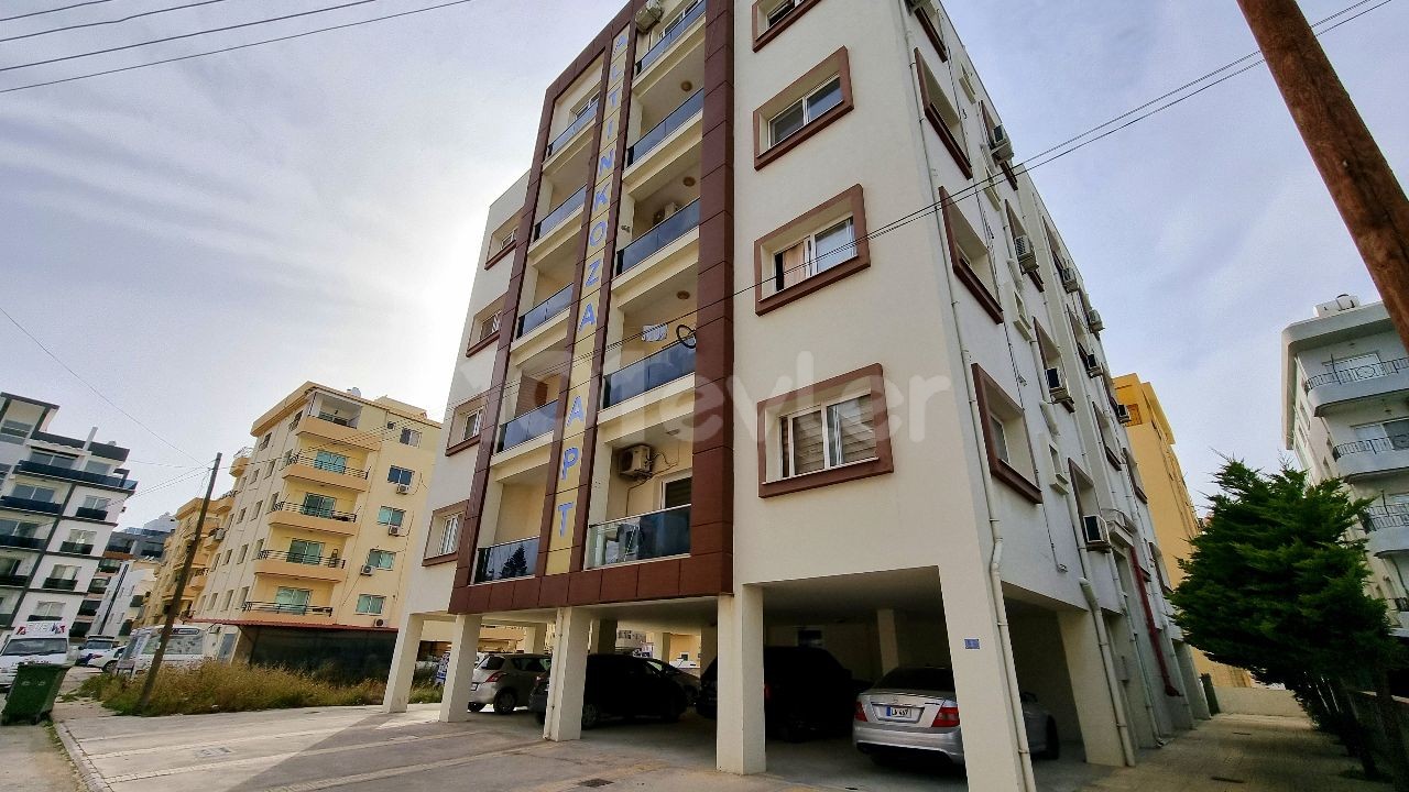 MAĞUSA MERKEZDE 140 m2, EŞYALI 3 YATAK ODALI DAİRE  