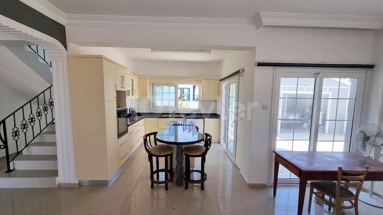 MODERN 4 BEDROOM DETACHED VILLA WITH GOOD SIZE GARDEN 