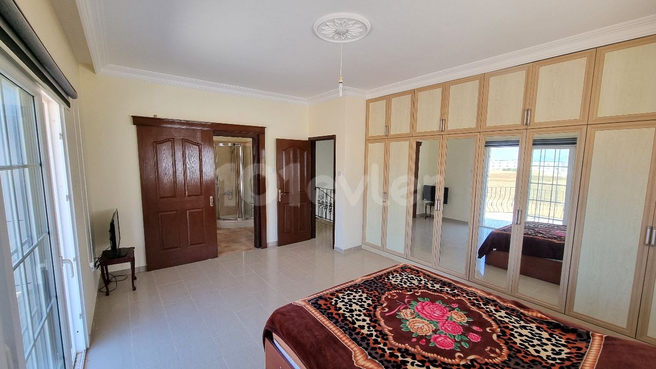 MODERN 4 BEDROOM DETACHED VILLA WITH GOOD SIZE GARDEN 