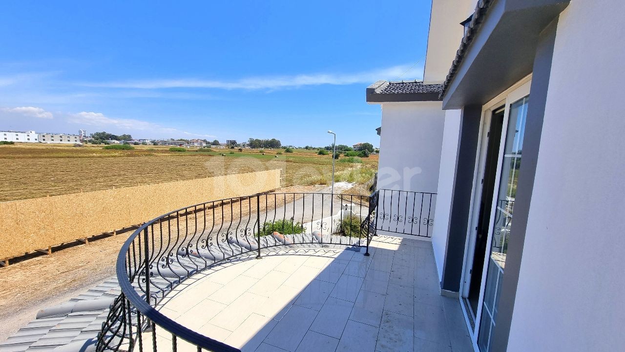 MODERN 4 BEDROOM DETACHED VILLA WITH GOOD SIZE GARDEN 