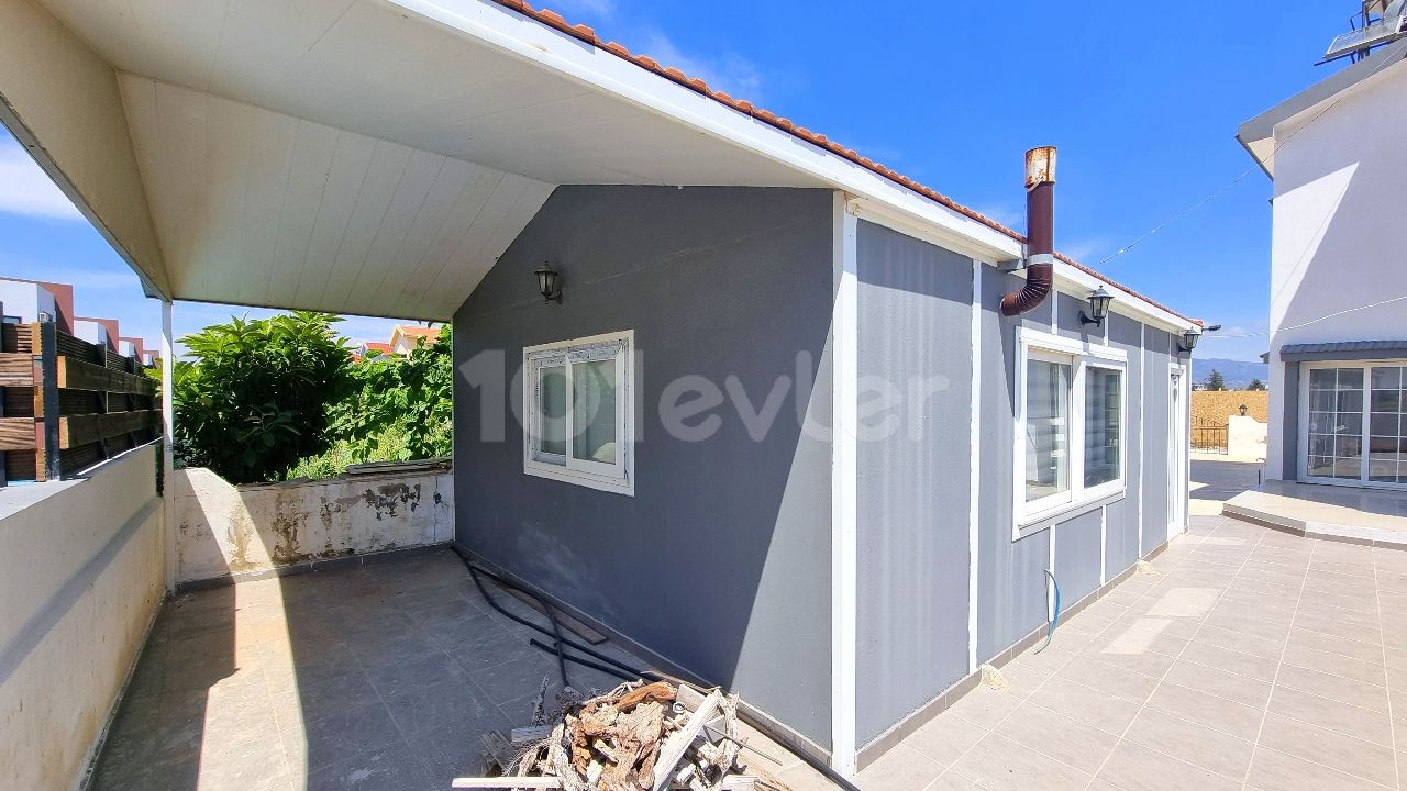 MODERN 4 BEDROOM DETACHED VILLA WITH GOOD SIZE GARDEN 