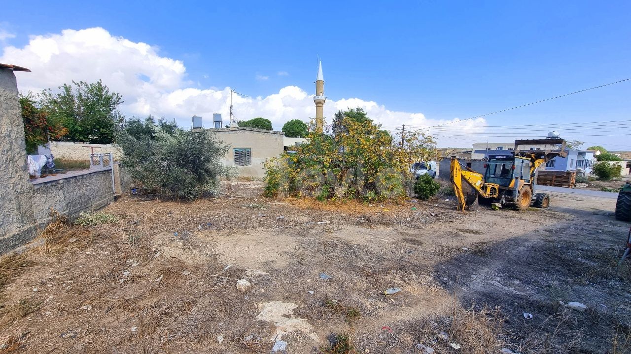 823 M2 ARSA ÜZEİRİNDE RENOVASYONA HAZIR GELENEKSEL KIBRIS EVİ 