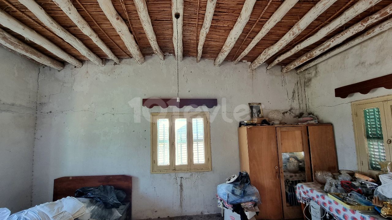 823 M2 ARSA ÜZEİRİNDE RENOVASYONA HAZIR GELENEKSEL KIBRIS EVİ 