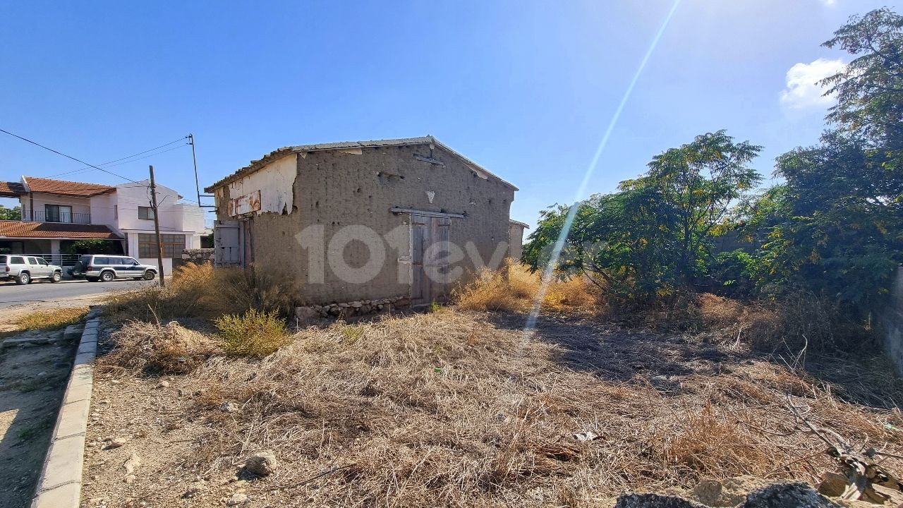 HISTORIC BUILDING ON A	428 M2 OF PLOT IN A BEAUTIFUL VILLAGE 