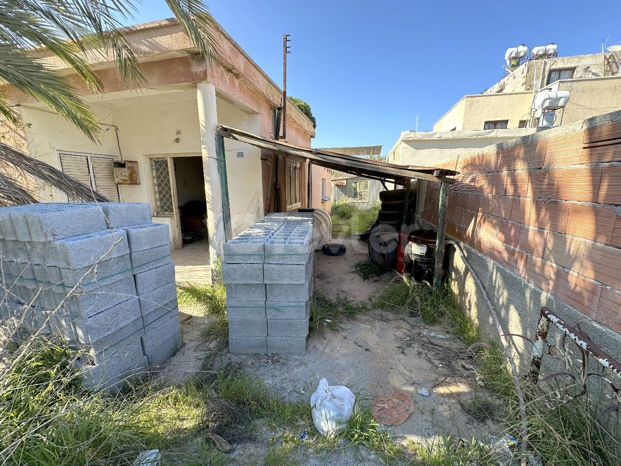 FREISTEHENDES HAUS MIT 2 SCHLAFZIMMERN UND GARTEN (VOLLSTÄNDIGE RENOVIERUNG ERFORDERLICH)