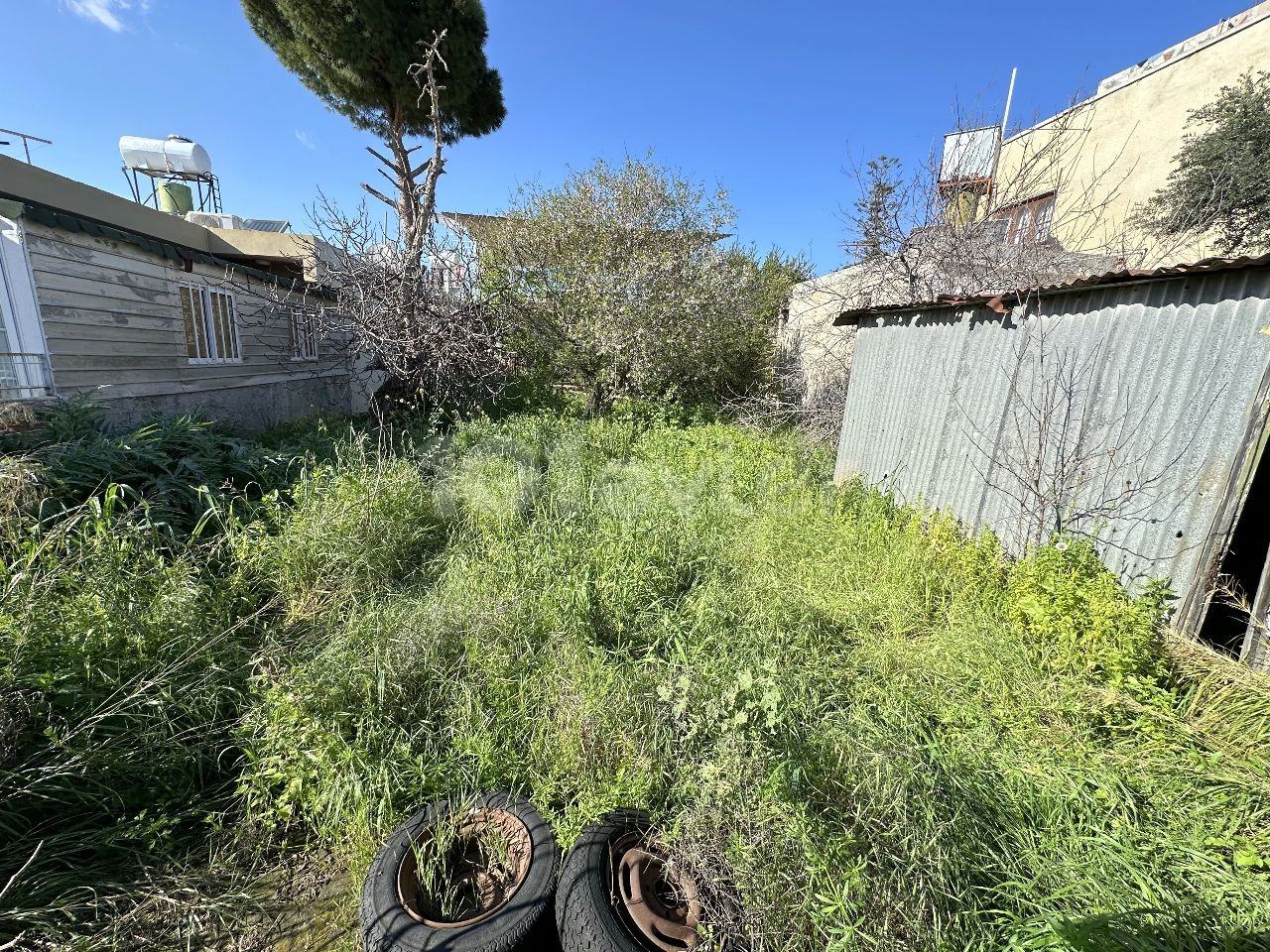 FREISTEHENDES HAUS MIT 2 SCHLAFZIMMERN UND GARTEN (VOLLSTÄNDIGE RENOVIERUNG ERFORDERLICH)