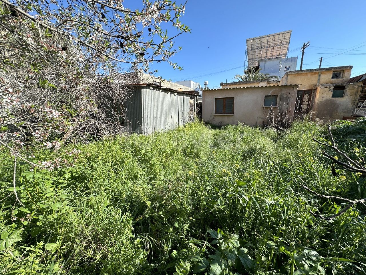 FREISTEHENDES HAUS MIT 2 SCHLAFZIMMERN UND GARTEN (VOLLSTÄNDIGE RENOVIERUNG ERFORDERLICH)