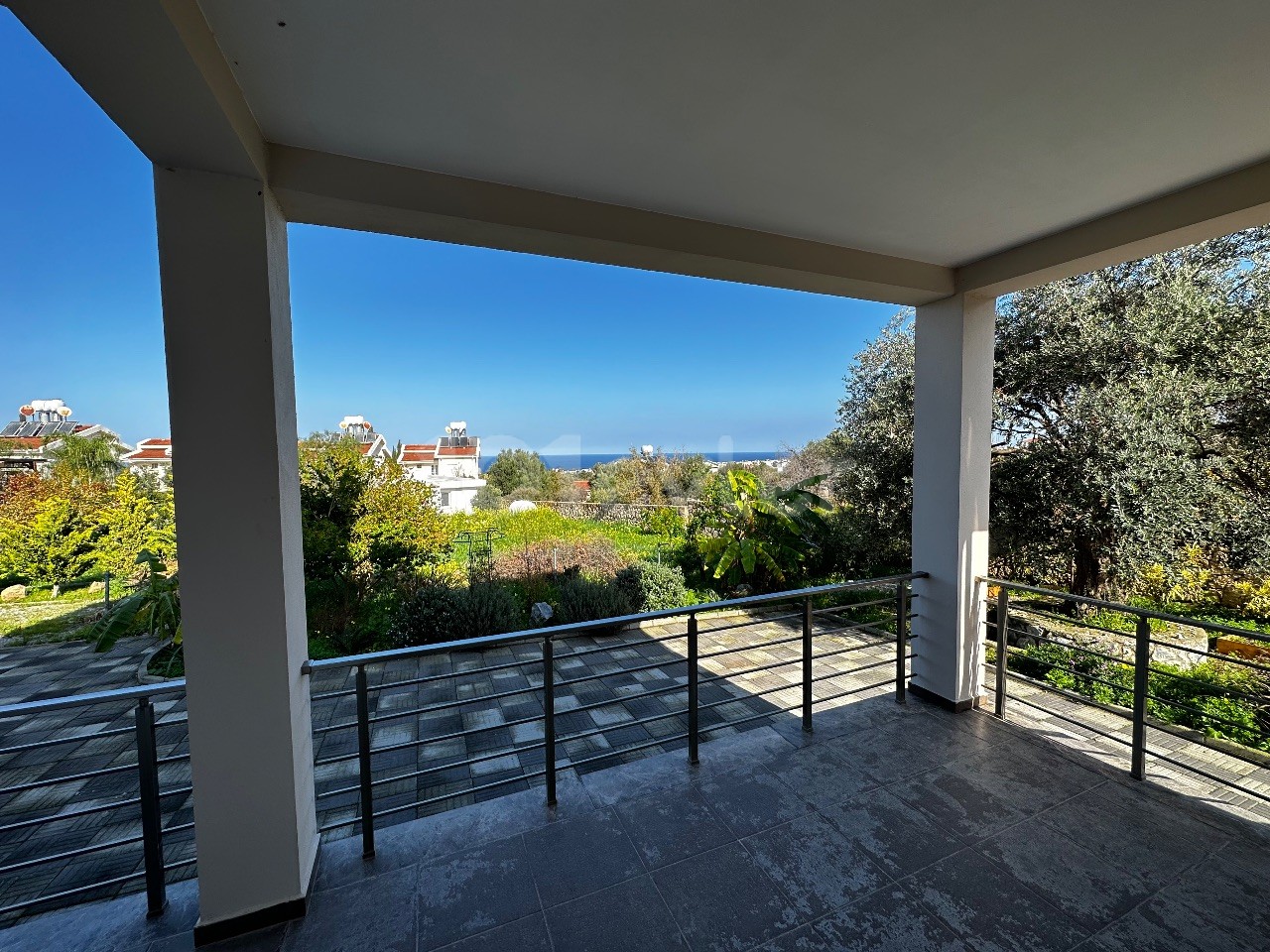 Poolvilla mit Meerblick in perfekter Lage auf Redstone Island