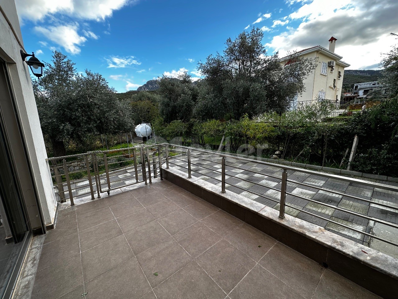 Poolvilla mit Meerblick in perfekter Lage auf Redstone Island