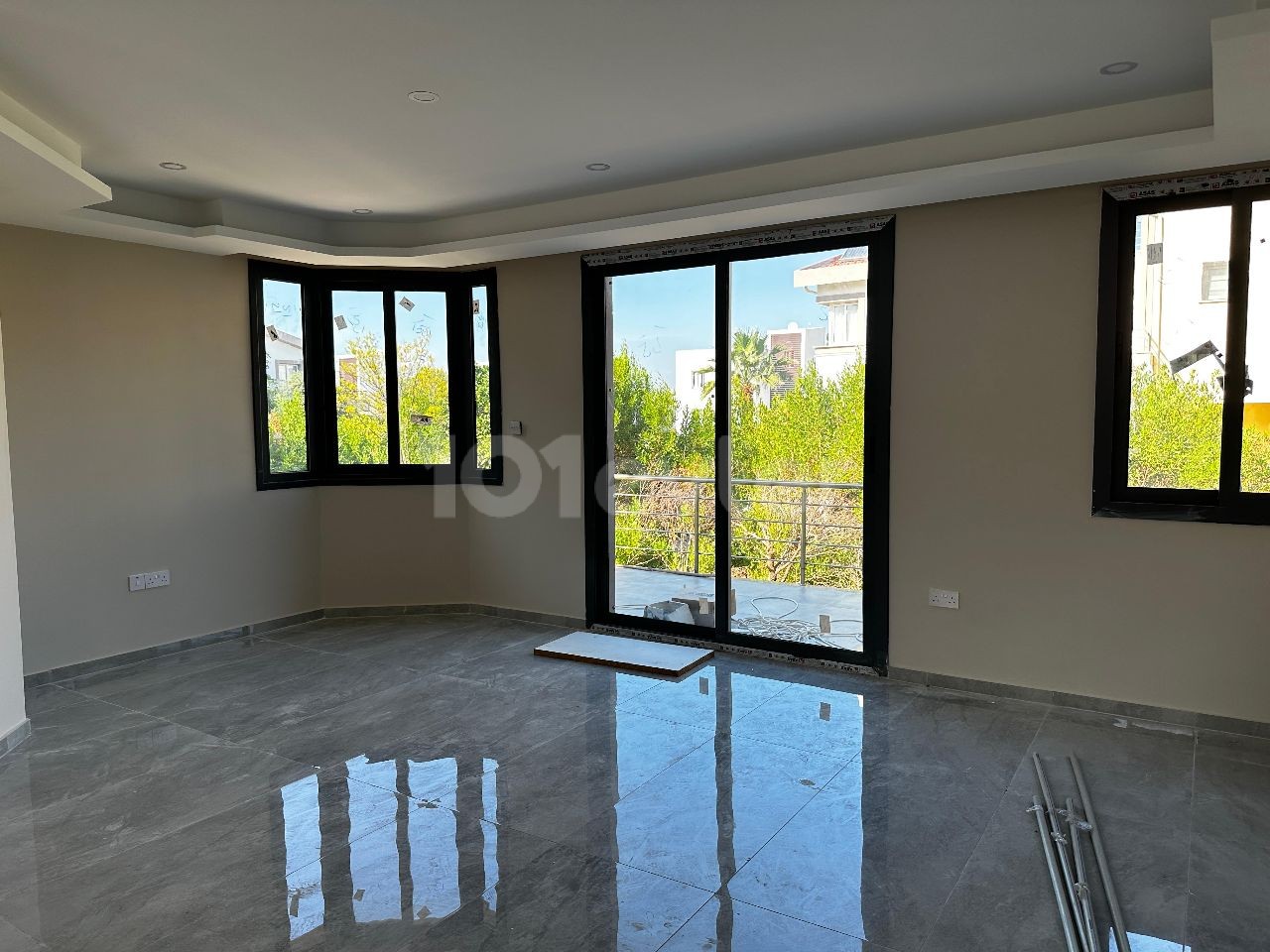 آپارتمان 2+1 برای فروش با یک باغ بزرگ در Karaoğlanoğlu، جزیره Redstone، نزدیک به GAU