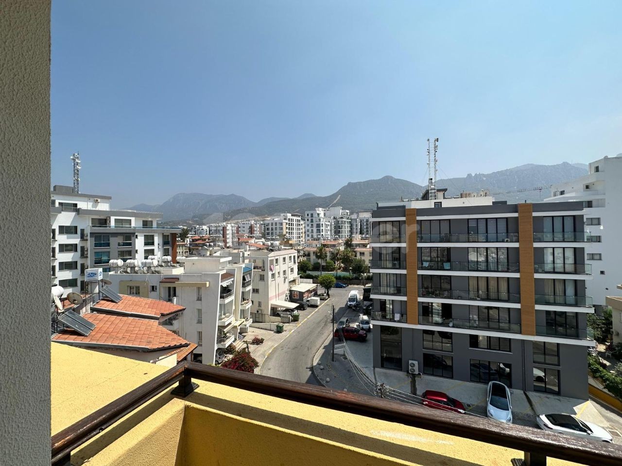 آپارتمان 2+1 کاملا مبله برای اجاره با چشم انداز کوه و دریا در نزدیکی بازار نصمار در مرکز گیرنه. صلح 05338376242