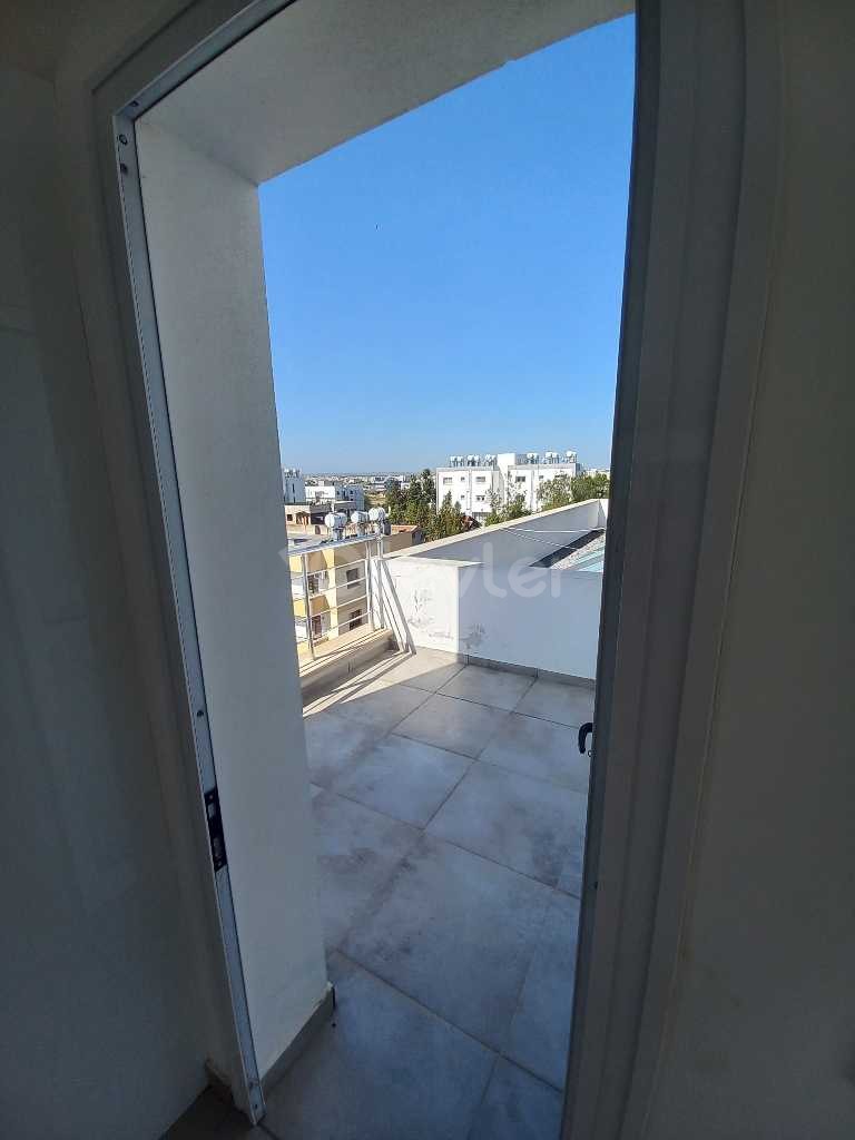 GÖNYELİDE MERKEZI KONUMDA GENİŞ TERASLI 2+1 PENTHOUSE DAİRE