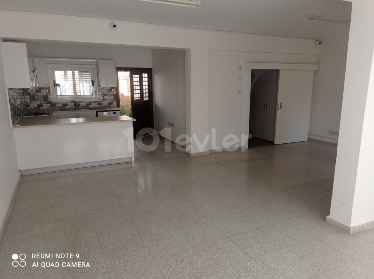 3+1 detached house with commercial permit for sale in Taşkınköy 