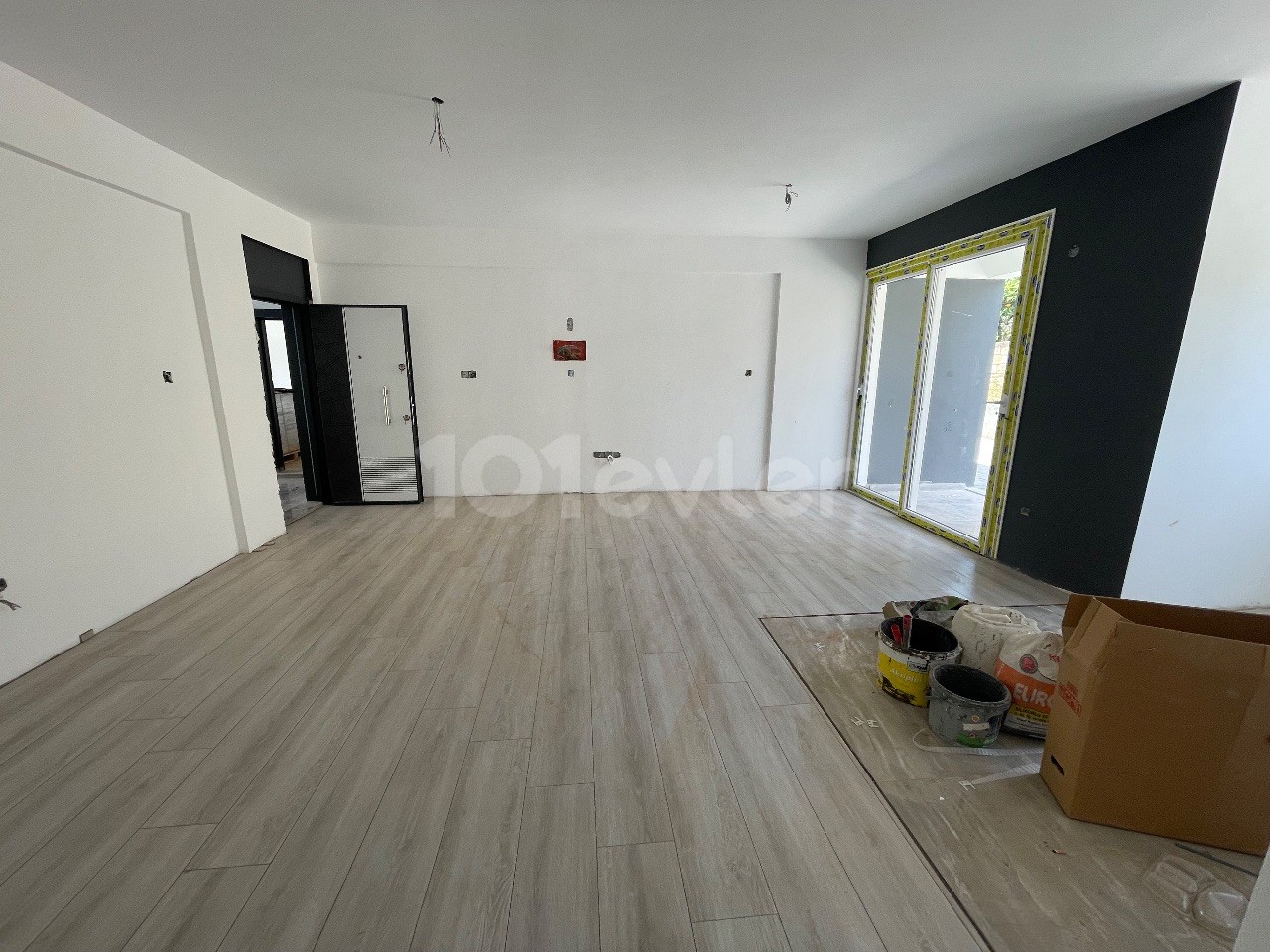 Spacious 3 bedroom flat for sale in Famagusta / Çanakkale region, ready for delivery.