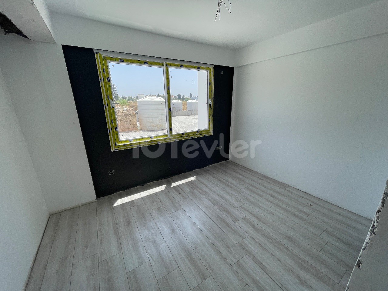 Spacious 3 bedroom flat for sale in Famagusta / Çanakkale region, ready for delivery.