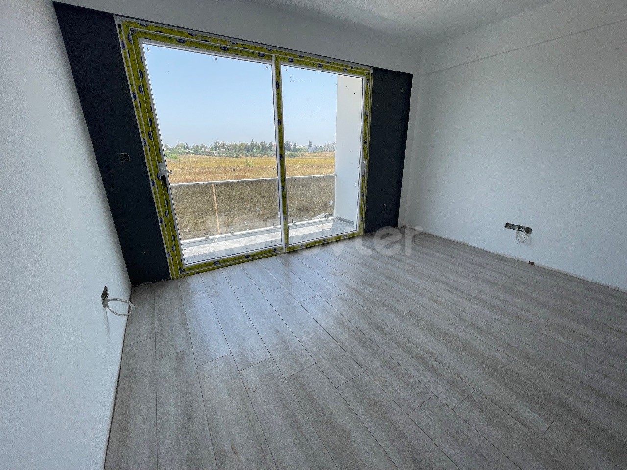 Spacious 3 bedroom flat for sale in Famagusta / Çanakkale region, ready for delivery.