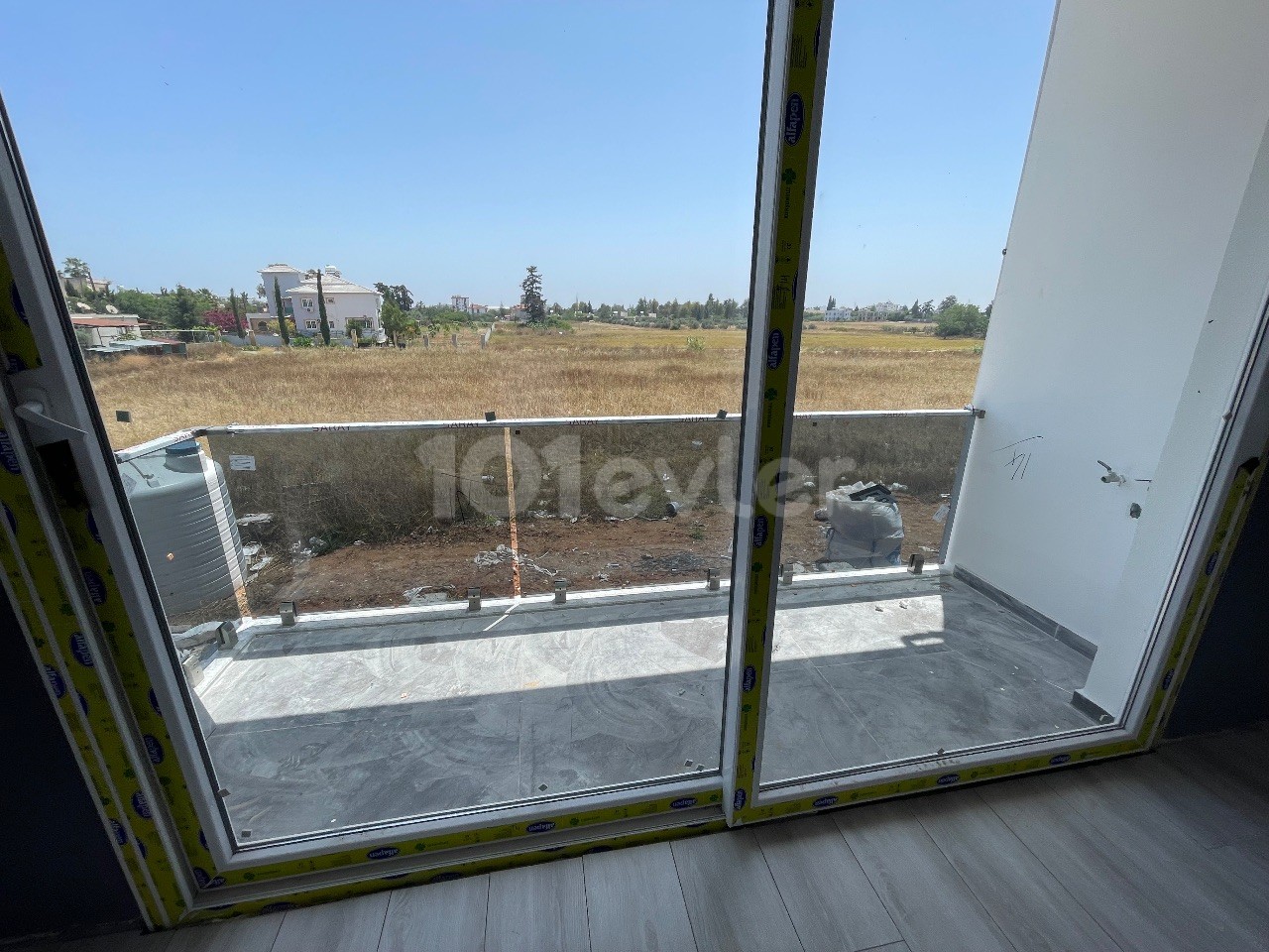 Spacious 3 bedroom flat for sale in Famagusta / Çanakkale region, ready for delivery.