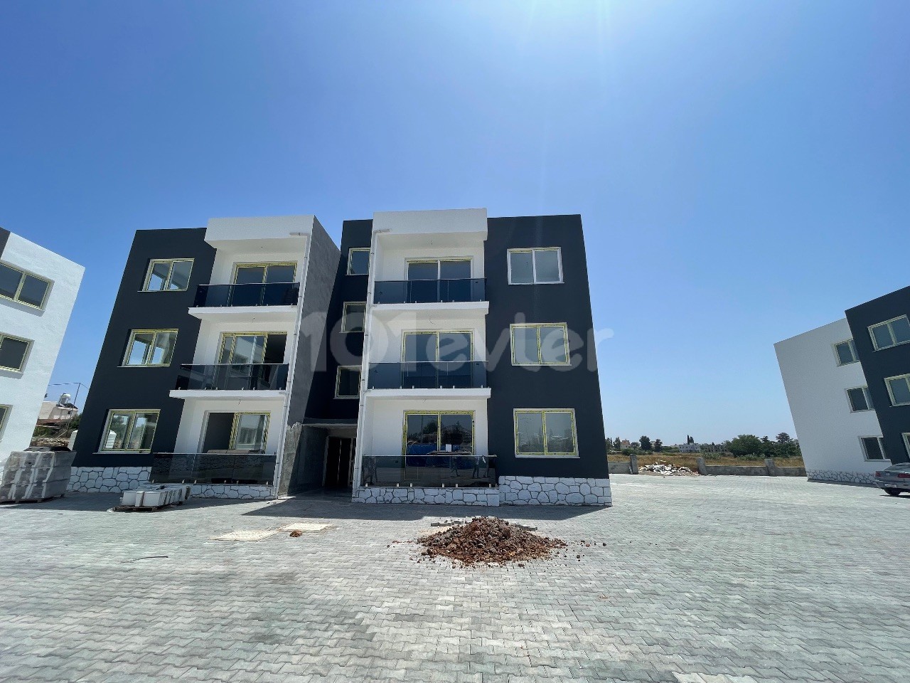 Spacious 3 bedroom flat for sale in Famagusta / Çanakkale region, ready for delivery.