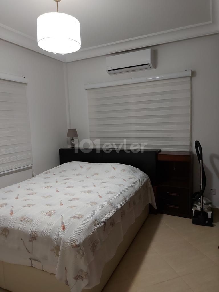 Bellapais Köy Merkezinde Deniz ve Dağ Manzaralı 3 Yatak Odalı Penthouse