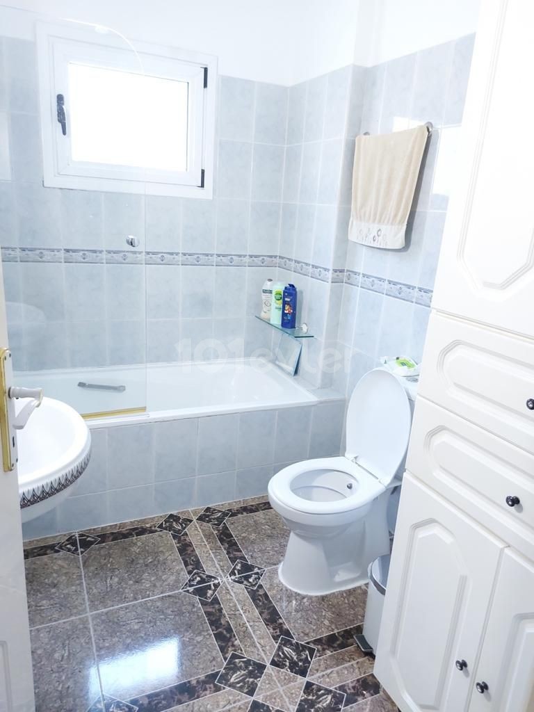 Bellapais Köy Merkezinde Deniz ve Dağ Manzaralı 3 Yatak Odalı Penthouse