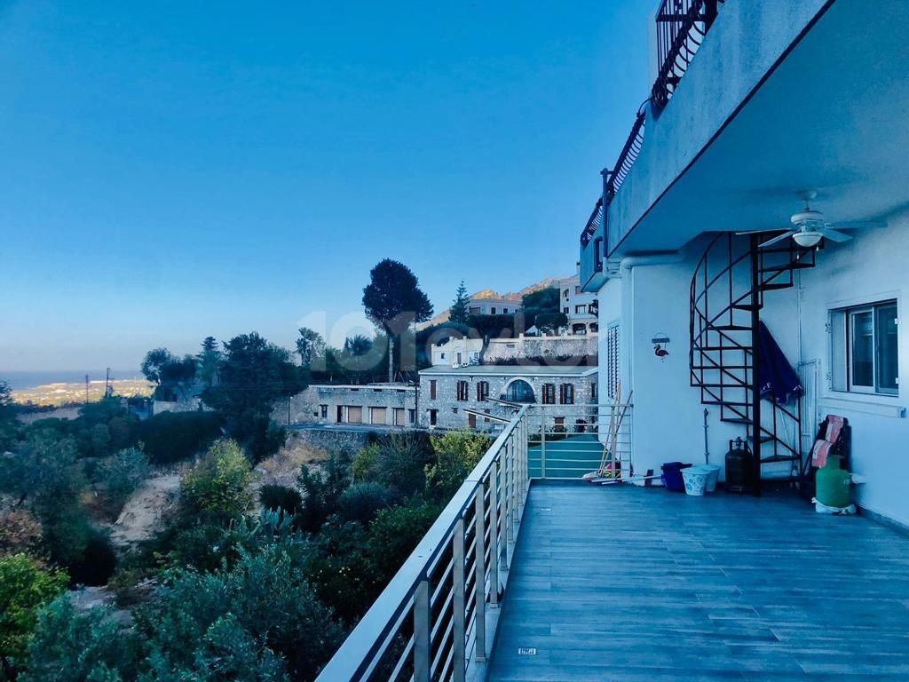 Penthouse mit 3 Schlafzimmern und Meer- und Bergblick im Dorfzentrum von Bellapais