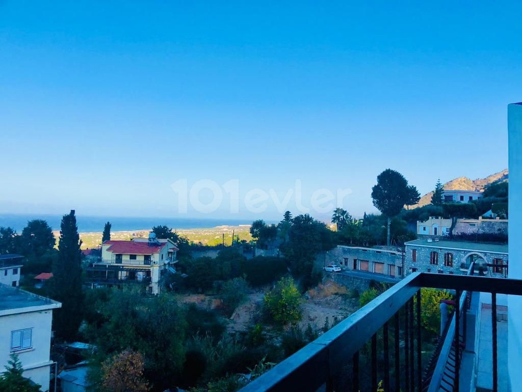 Penthouse mit 3 Schlafzimmern und Meer- und Bergblick im Dorfzentrum von Bellapais