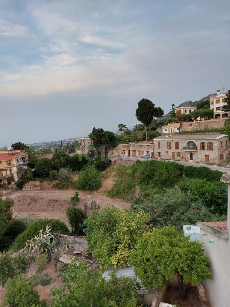 Penthouse mit 3 Schlafzimmern und Meer- und Bergblick im Dorfzentrum von Bellapais