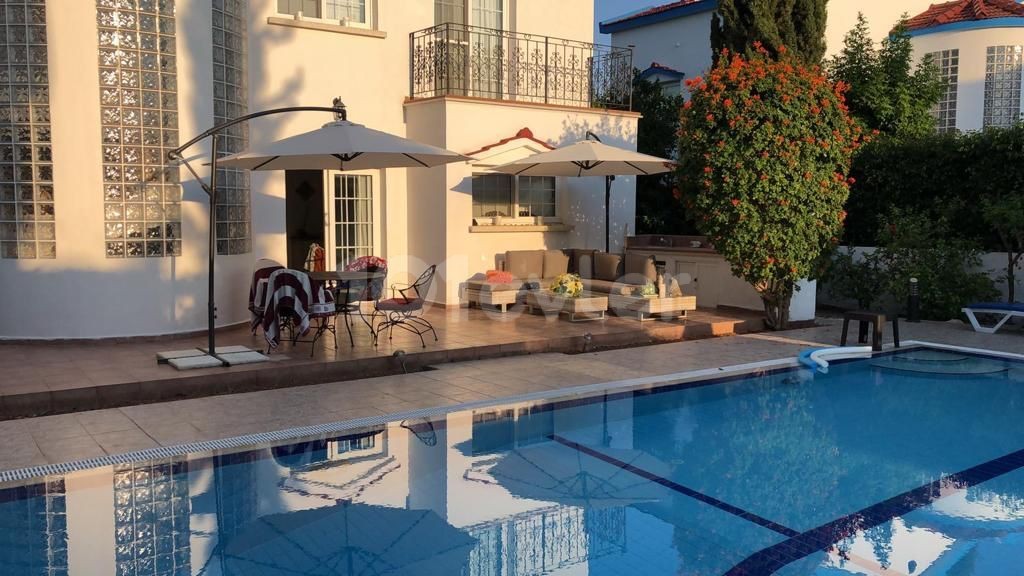 5 bedroom detached villa, with secluded garden and private pool